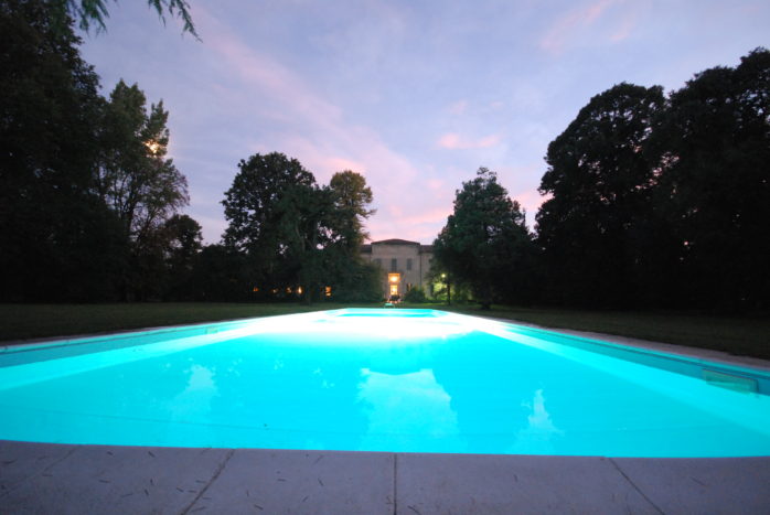 Piscina in notturna