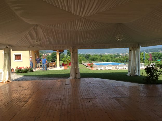 GAZEBO CON DRAPPEGGI E PAVIMEN