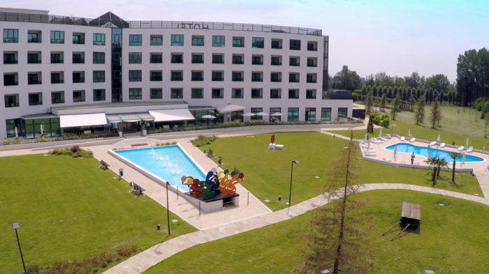 Parco con piscina e fontana