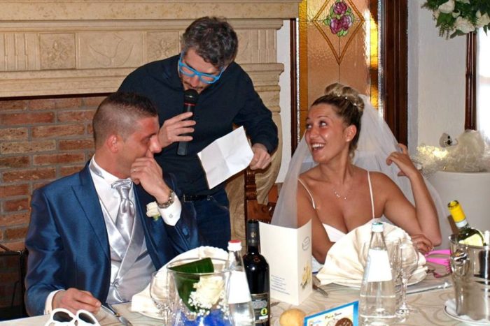 ce la ridiamo con gli sposi