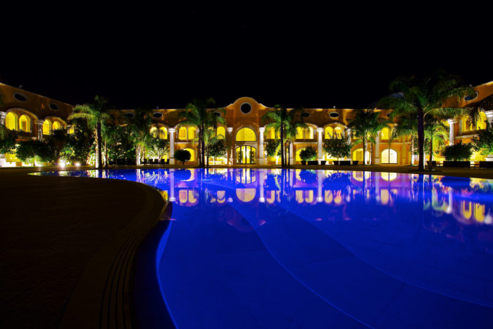 piscina di notte