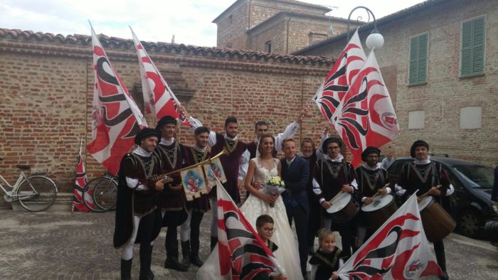Sposi e giovani sbandieratori