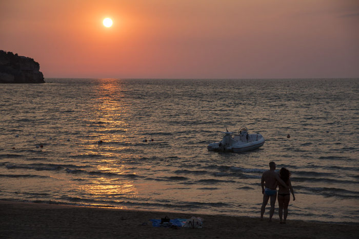 coppia di sposi al tramonto