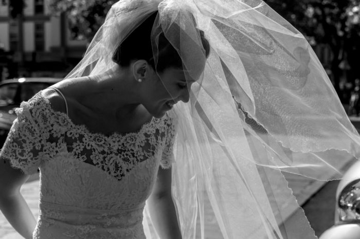 La sposa che scende dall'auto