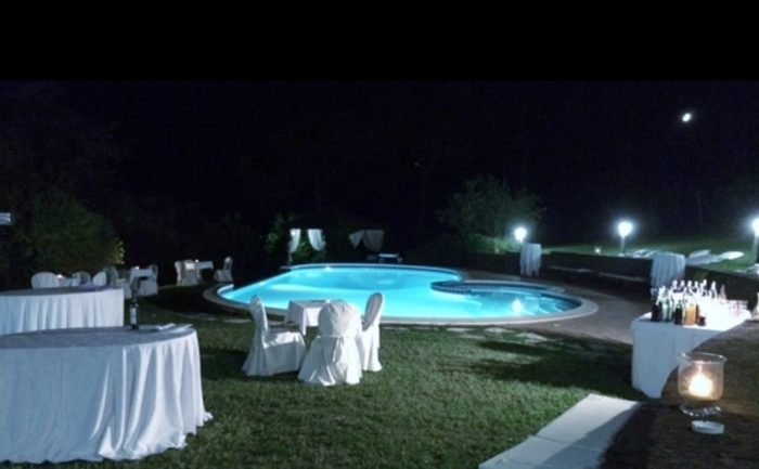 Piscina in notturna