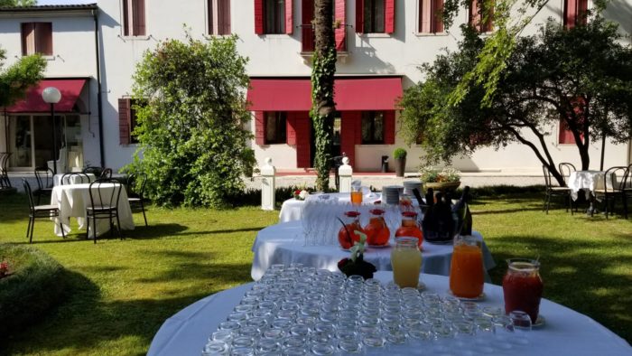buffet nel parco davanti