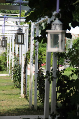camminamento con lanterne