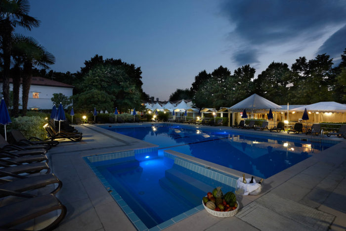 la piscina di sera