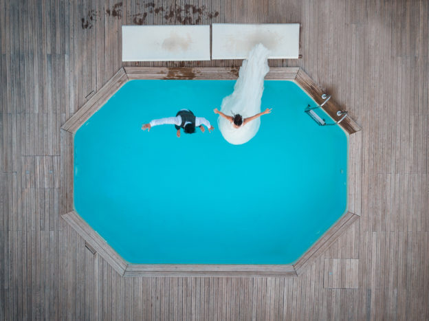 Salto in piscina