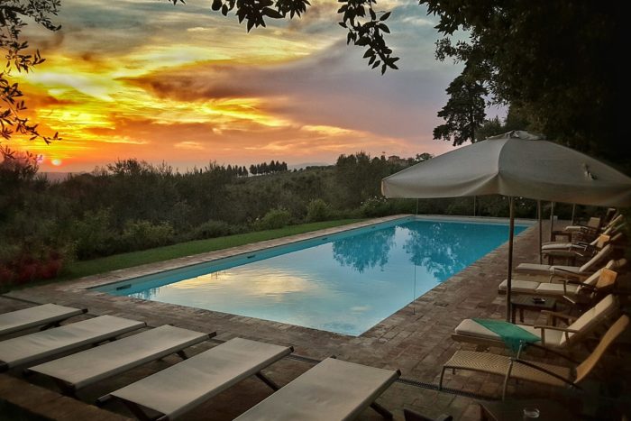 piscina al tramonto