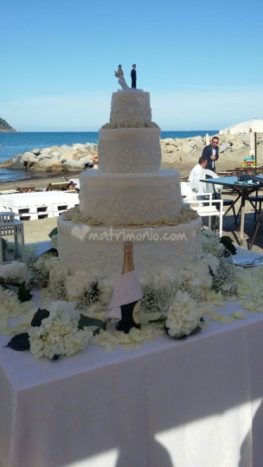 Taglio della torta in spiaggia