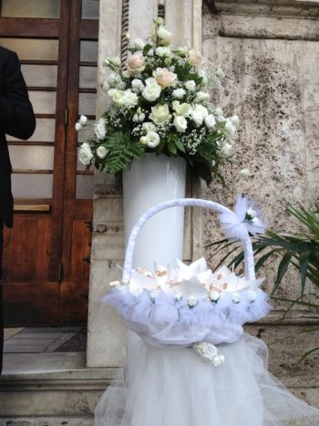 cesta riso e petali