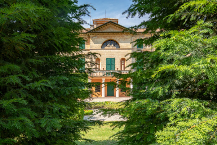 Villa vista dallaghetto