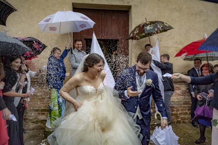 Lancio riso sotto la pioggia