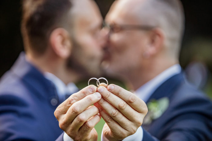 fedi con bacio sfuocato