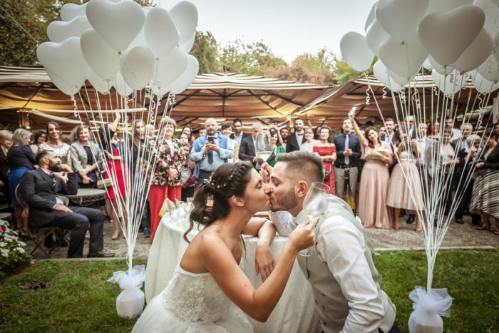 bacio dopo brindisi