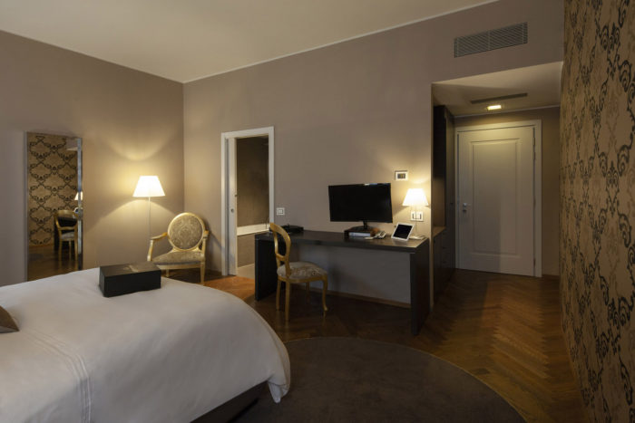 Luxory Room canal view