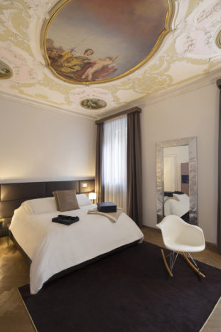 Luxory Room canal view