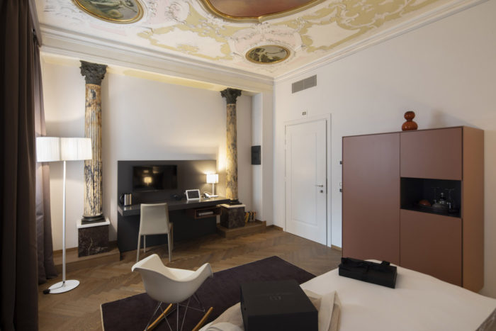 Luxory Room canal view