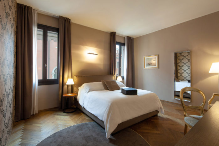 Luxory Room canal view