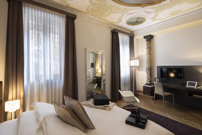 Luxory Room canal view