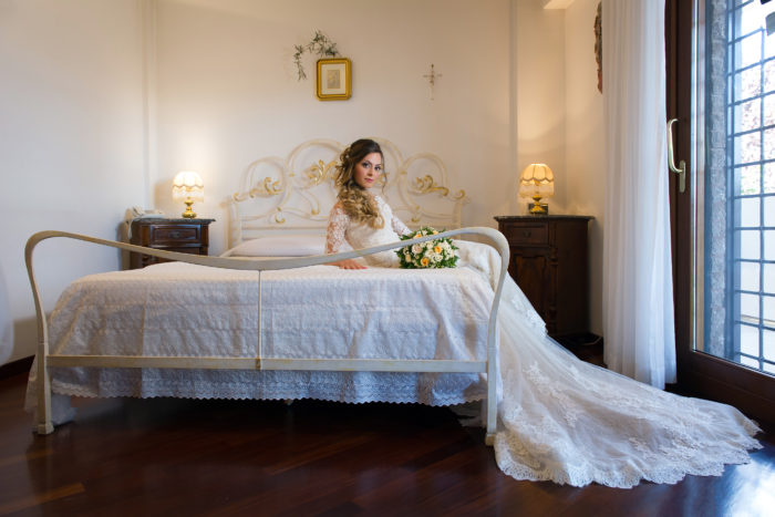 Ritratto di sposa sul letto
