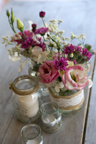 Vaso con fiori campestri