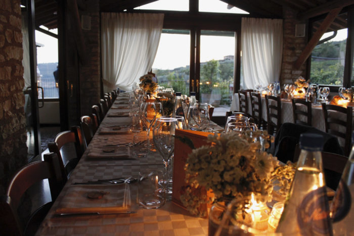 tavolo allestito ristorante