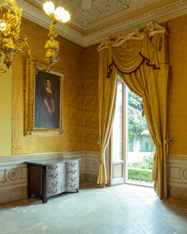 Sala gialla, con tipici arredi