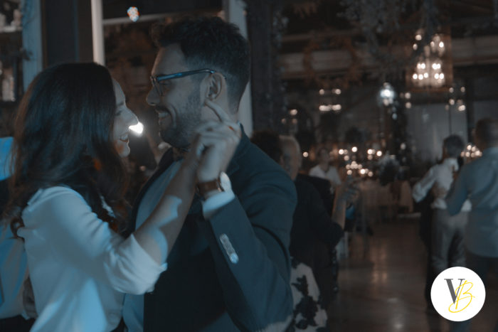 Gli invitati ballano