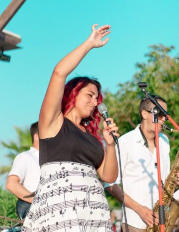 Quando la cantante si assenta