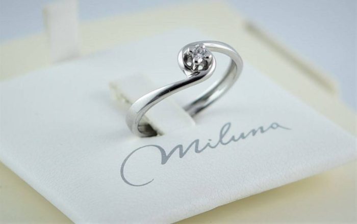 Anello solitario Miluna
