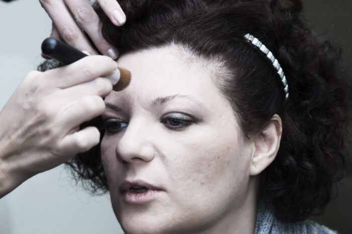 MAKE UP