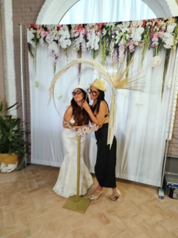 Immancabile la sposa in azione