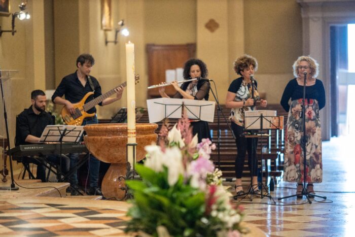Voci, basso elettrico e piano