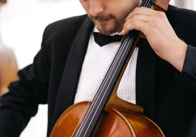 violinista in chiesa