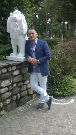 Sol Man e la statua