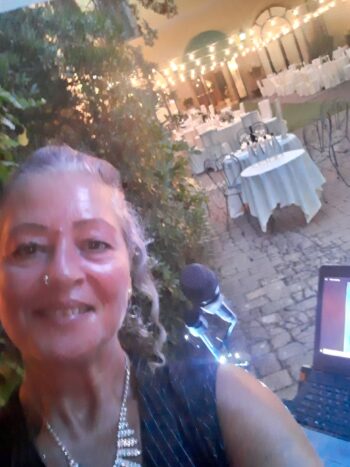 Monica in postazione canto