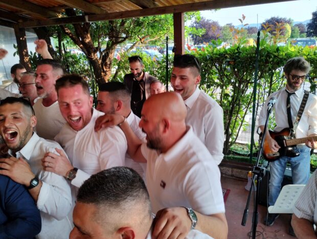 amici che si divertono