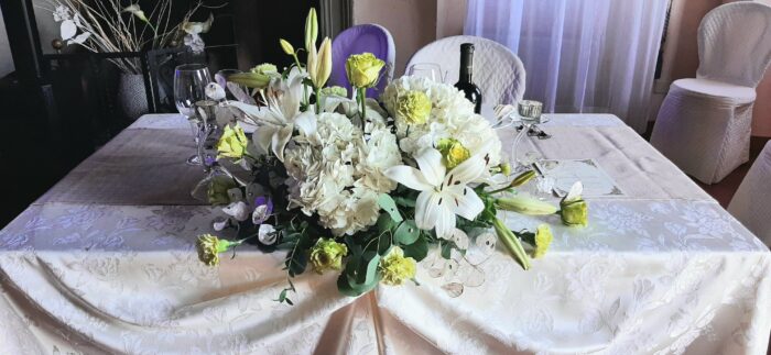 Tavolo sposi con ortensie