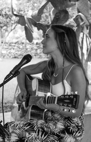 Annachiara singer & guitar