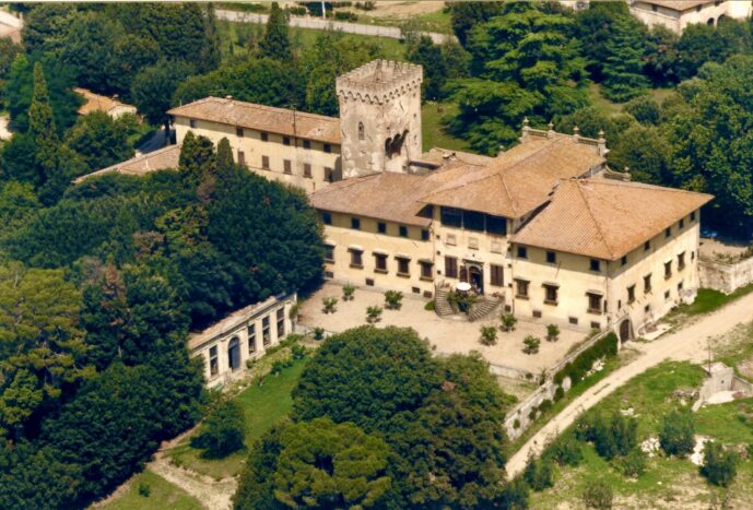 dal trono la Villa