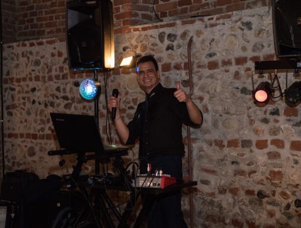 DJ in console