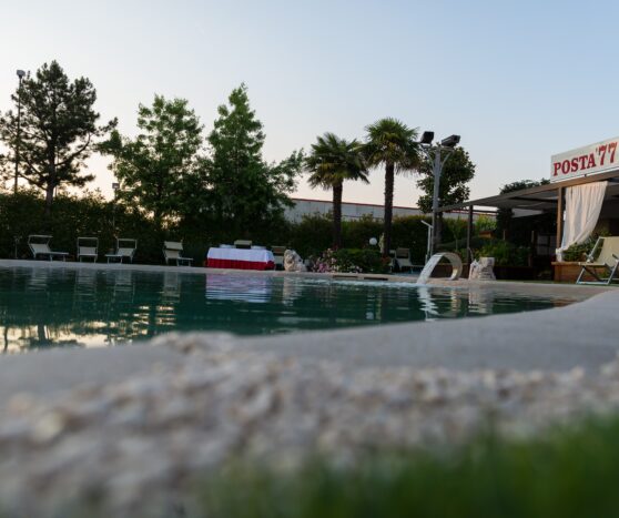 fronte piscina