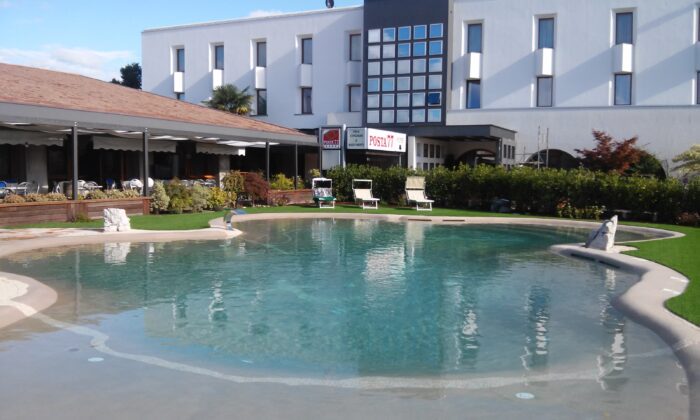 Piscina con giardino