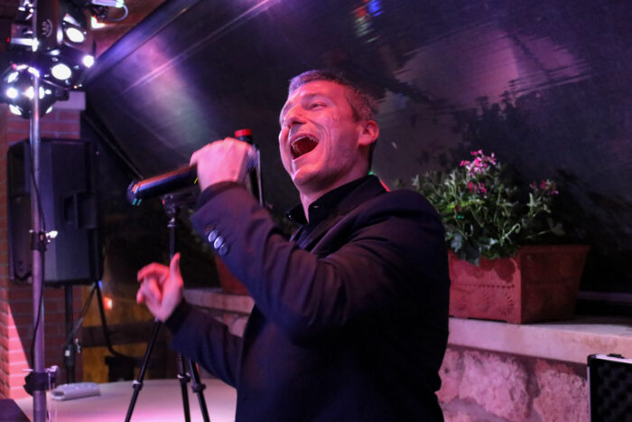 cantando