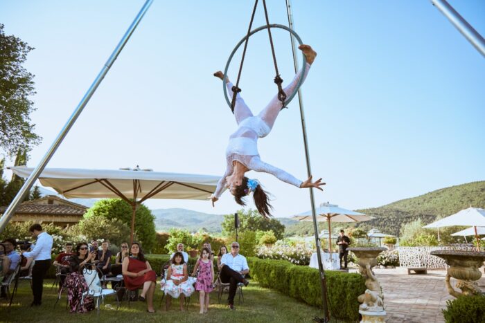 danza aerea durante il pranzo 