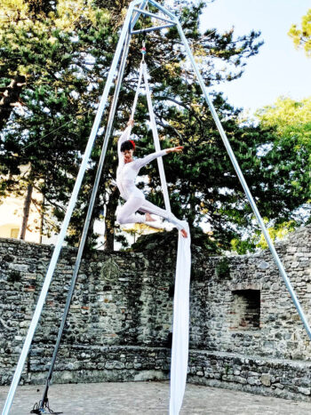 danza aerea su tessuti bianchi