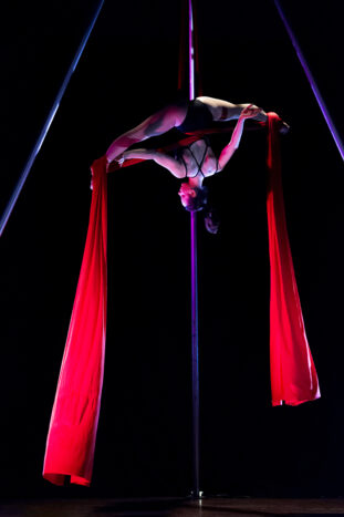 danza aerea su tessuto