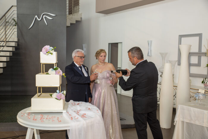 taglio torta sposi